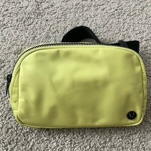 Lululemon Everywhere Belt Bag *1L yellow/BLK